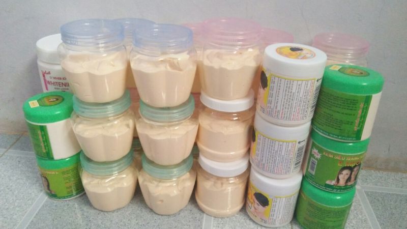 Kem trộn thường không có nhãn mác, được đựng trong nhiều chai lọ tạm bợ